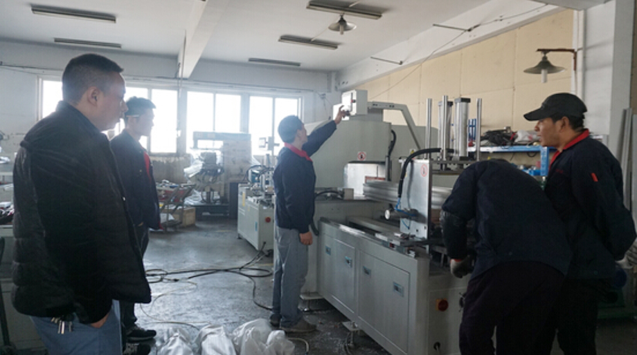 陽光明媚！客戶來鄧氏現場考察大型數控切鋁機