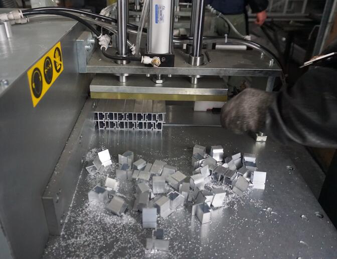 鋁材切割機切割120*20mm鋁型材，實現(xiàn)多根鋸切【河北】